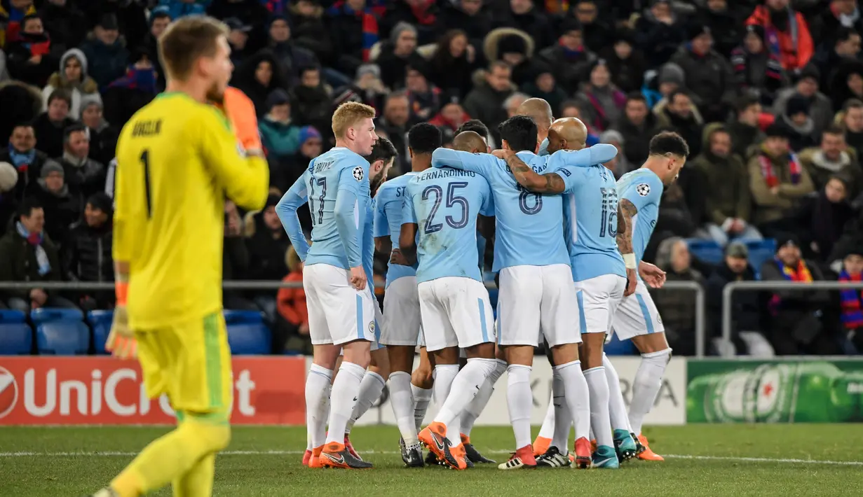 Pemain Manchester City merayakan kemenangan atas FC Basel pada leg pertama babak 16 besar Liga Champions di St. Jakob Park, Rabu (14/2).Manchester City mencukur FC Basel dengan empat gol tanpa balas. (Georgios Kefalas/Keystone via AP)
