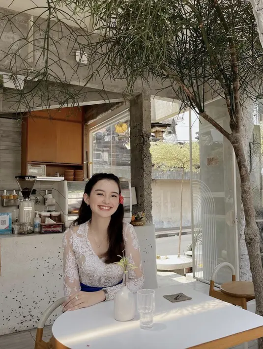 Berkebaya putih khas Bali, penampilan Sarah juga tak terlewat undang pujian.  [Foto: Instagram/ Sarah Menzel]