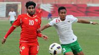 Bek Timnas Indonesia, Gunawan Dwi Cahyo mencoba menghadang pergerakan striker Bahrain, Mohammed Ali dalam laga Kualifikasi Piala Dunia 2014. Laga yang berlangsung di Stadion Nasional Rifaa pada 29 Februari 2012 itu berakhir dengan kemenangan 10-0 untuk Bahrain.