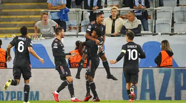 Pemain Juventus Alex Sandro (atas) merayakan dengan rekan setimnya usai mencetak gol ke gawang Malmo pada pertandingan Grup H Liga Champions di Malmo New Stadium, Malmo, Swedia, Selasa (14/9/2021). Juventus menang 3-0. (Andreas Hillergren/TT News Agency via AP)