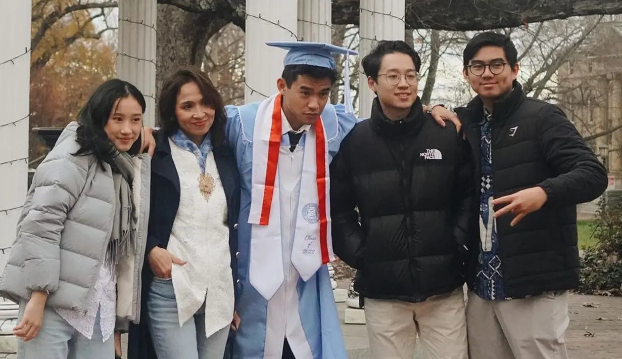 Selain kedua orangtuanya yang datang, momen wisuda artis 23 tahun itu juga dihadiri oleh kakak serta adik-adiknya. Mereka mengabadikan foto bersama sang mama, Erti Susanteo. Dalam keterangan foto yang dibagikan oleh sang ibunda, wisuda tersebut dijalani Karel pada Minggu (11/12/2022). (Liputan6.com/IG/@karelsusanteo)