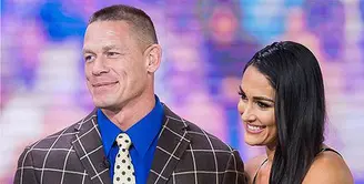 John Cena, baru saja melamar kekasihnya, Nikki Bella. Di ring gulat tempatna bertanding, John mengungkapkan perasaannya dengan menyematkan cincin di jari manis kekasihnya tersebut. (doc.hollywoodlife.com)