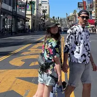 Mulai dari liburan ke luar negeri sampai sekadar hadiri kondangan bersama, keduanya sering pakai outfit couple. Seperti saat ke Amerika Serikat ini. Keduanya kompak pakai kemeja santai bermotif dan celana pendek. (Liputan6.com/IG/@oliviasumargo)