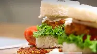 Resep burger nasi ayam (Dok.Kokiku TV/Vidio.com)
