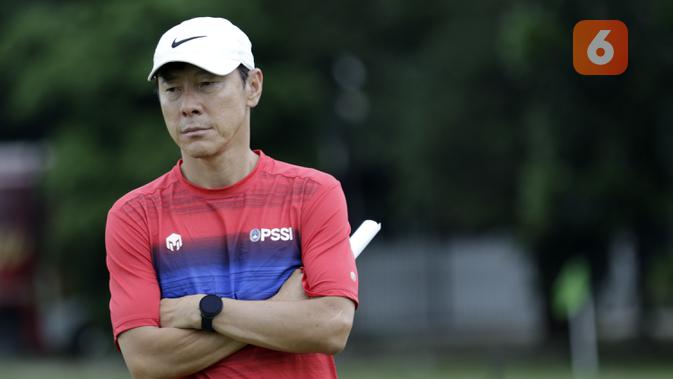 Pelatih Timnas Indonesia, Shin Tae-yong, saat latihan di Lapangan G, Senayan, Jakarta, Rabu, (19/2/2020). Pada sesi latihan kali ini Timnas menjalani tes fisik dengan menggunakan alat Smart Gate. (Bola.com/M Iqbal Ichsan)