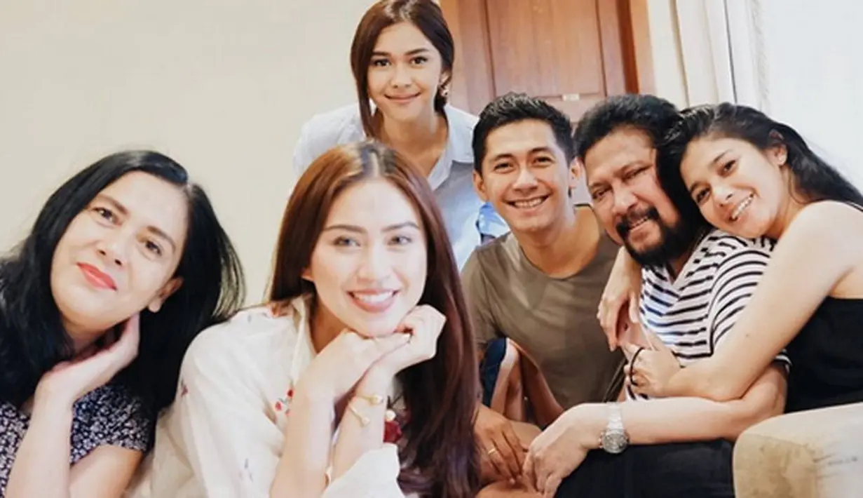 Belum lama ini, keduanya kembali bertemu di kediaman Lydia Kandou. Jamal terlihat hadir berkumpul bersama dengan anak-anaknya. Tampak pula Nana Mirdad, Naysilla Mirdad, dan putra mereka, Kenang Mirdad hadir di sana. (Instagram/naymirdad)