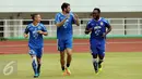 Bek Persib, Vladimir Vujovic (tengah) berbincang dengan Michael Essien saat latihan resmi jelang laga Liga 1 melawan PS TNI di Stadion Pakansari, Kab Bogor, Jumat (21/4). Laga kedua tim akan digelar pada Sabtu (22/4). (Liputan6.com/Helmi Fithriansyah)