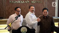 Menteri BUMN Erick Thohir (kanan) bersama Jaksa Agung ST Burhanuddin (tengah) salam komando saat menyampaikan keterangan usai pertemuan terkait penyerahan pengelolaan aset perkara Jiwasraya dan Asabri dari Kejaksaan Agung kepada Kementerian BUMN di Gedung Kejaksaan Agung, Jakarta, Senin (6/3/2023). Dalam pertemuan tersebut, Erick Thohir mengungkapkan ada penemuan kasus baru untuk diproses dan diselidiki oleh Kejaksaan Agung. (Liputan6.com/Faizal Fanani)