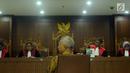 Mantan Dirjen Hubla Kemenhub, Antonius Tonny Budiono menyimak pembacaan dakwaan pada sidang perdana di Pengadilan Tipikor, Jakarta, Kamis (18/1). Sidang beragendakan pembacaan dakwaan oleh Jaksa Penuntut Umum. (Liputan6.com/Helmi Fithriansyah)