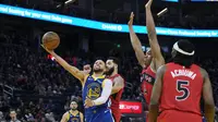 Aksi Stephen Curry saat Warriors menghajar Raptors di lanjutan NBA (AFP)
