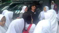 Egy Maulana Vikri saat melayani permintaan foto dari fans di hotel tempat Timnas Indonesia U-19 menginap di Bekasi, Senin (2/10/2017). (Bola.com/Benediktus Gerendo Pradigdo)