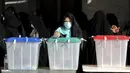 Seorang warga memberikan suaranya untuk pemilihan presiden di sebuah tempat pemungutan suara di Teheran, Iran, Jumat (18/6/2021). Warga Iran mulai memberikan suaranya dalam pemilihan presiden. (AP Photo/Ebrahim Noroozi)