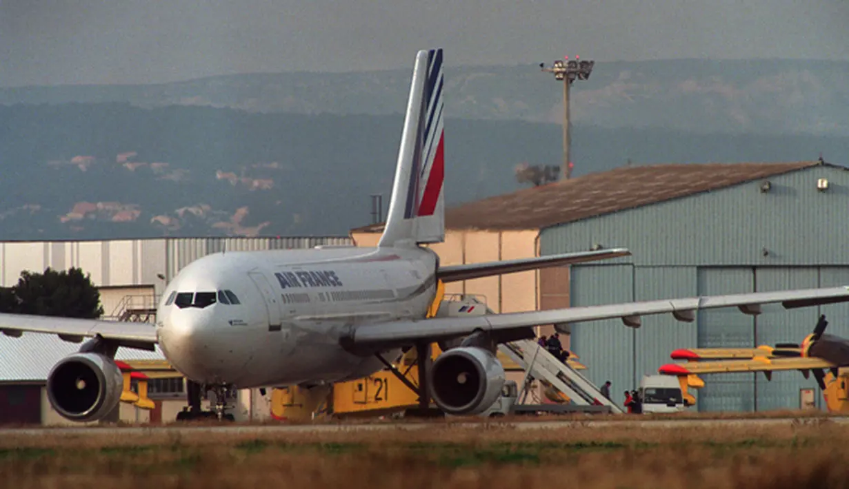 Penerbangan Air France dari Aljazair disantroni oleh empat teroris Pada malam Natal 1994. Empat pria bersenjata mengancam penumpang usai lepas landas menuju Perancis. Akibat hal ini penumpang dan keempat teroris itupun tewas seketika. (GEORGES GOBET/AFP)