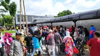 Warga padati stasiun Tanah Abang hingga berdesakan, jadi sorotan netizen. 9Sumber: Twitter/@YogaAdityaSyah)