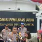 Kapolres Metro Jakarta Pusat Kombes Susatyo Purnomo Condro memberikan keterangan pers terkait pengamanan di Kantor KPU Jakarta saat pendaftaran Pilgub Jakarta 2024. (Liputan6.com/Muhammad Radityo Priyasmoro)