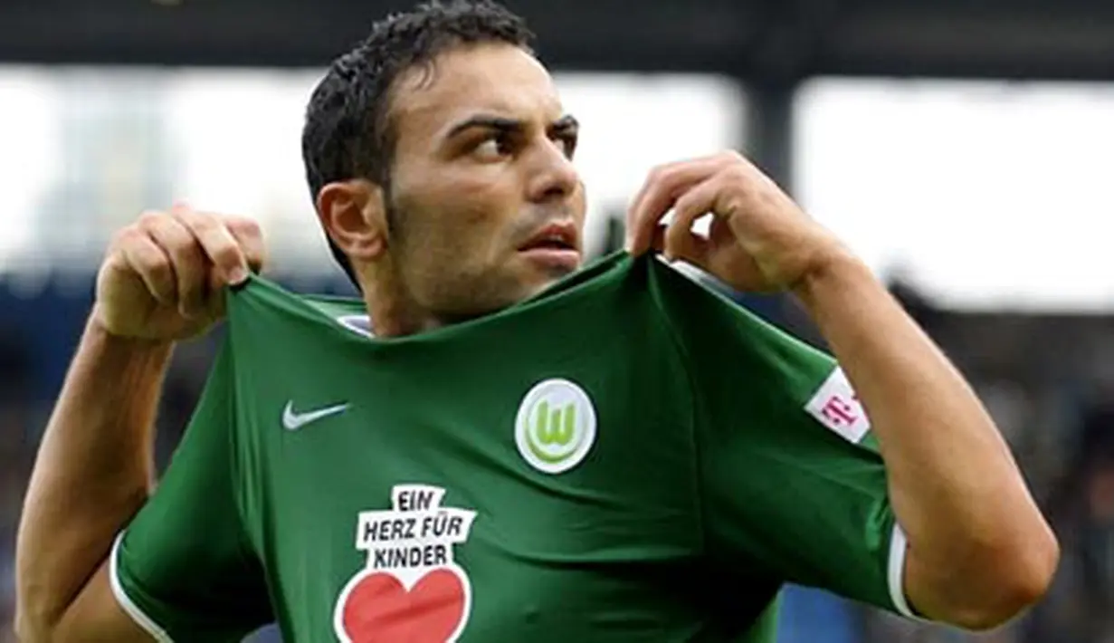 Wolfsburg's Turkish striker Mahir Saglik celebrates after scoring the 2-2 against Bochum during their Bundesliga football match against VfL Bochum 1848 at the rewirpower stadium in Bochum on August 24, 2008. AFP PHOTO DDP/SASCHA SCHUERMANN