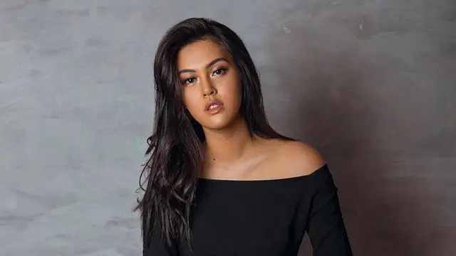 Gaya Pemotretan Rebecca Tamara dengan Busana Off-Shoulder Ini Tampil Menawan