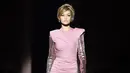 Model Gigi Hadid berjalan di atas catwalk saat membawakan busana karya Tom Ford Spring/Summer 2018 selama New York Fashion Week di Park Avenue Armory, New York City (6/9). (AFP Photo/Angela Weiss)