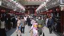 Pengunjung yang mengenakan masker wajah untuk melindungi dari penyebaran virus corona berjalan-jalan di distrik Asakusa di Tokyo, Jepang, Rabu (14/10/2020). Tokyo mengonfirmasi lebih dari 170 kasus virus corona baru pada hari Rabu. (AP Photo/Koji Sasahara)