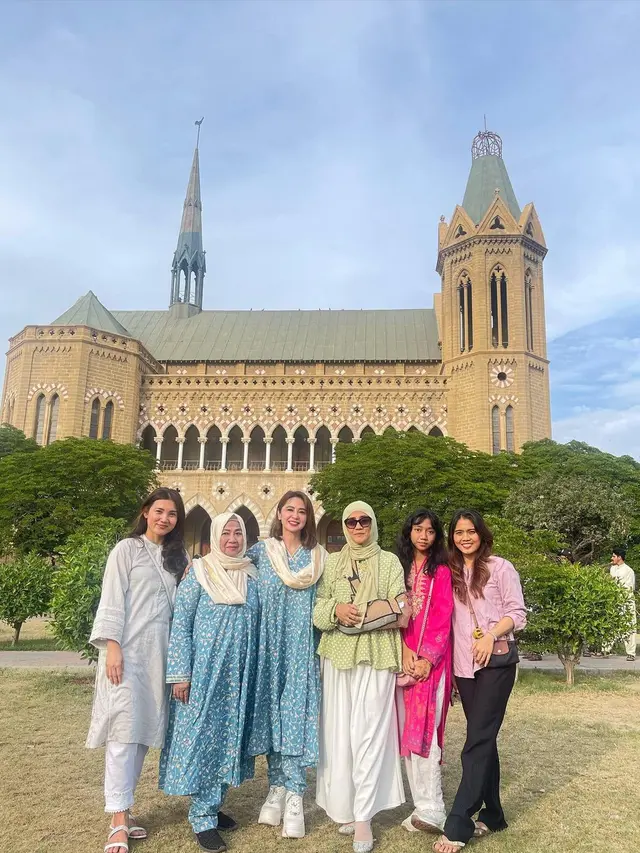 Potret Dewi Perssik rayakan lebaran di Pakistan (Sumber: Instagram/@dewiperssik9)