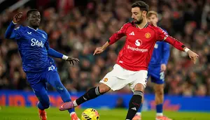 Idrissa Gueye berduel dengan Bruno Fernandes dalam laga Premier League antara Manchester United vs Everton di Old Trafford, 25 November 2025. (AP Photo/Dave Thompson)
