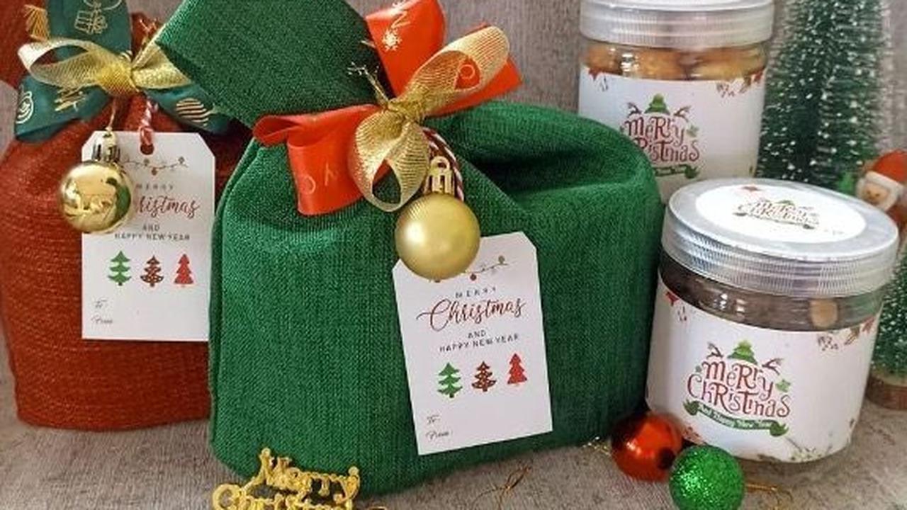 Di penghujung tahun 2023, usaha kuliner yang berlokasi di Jakarta ini menghadirkan hampers berisi <i>cookies, cakes,</i> hingga puding mulai dari Rp95 ribu sampai Rp320 ribu.