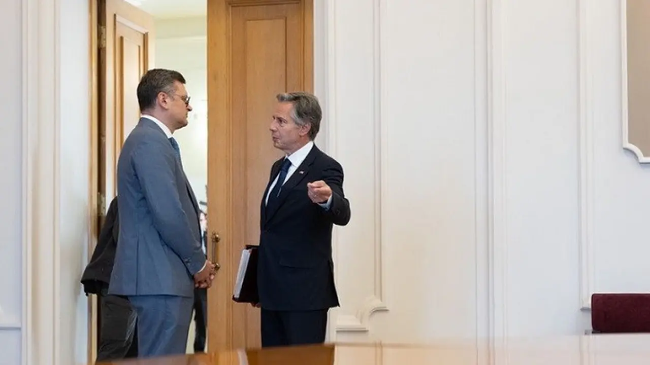 Menteri Luar Negeri Amerika Serikat (AS) Antony Blinken saat bertemu dengan Menteri Luar Negeri Ukraina Dmytro Kuleba di Kyiv, Rabu (6/9/2023). (Dok. Instagram/@secblinken)