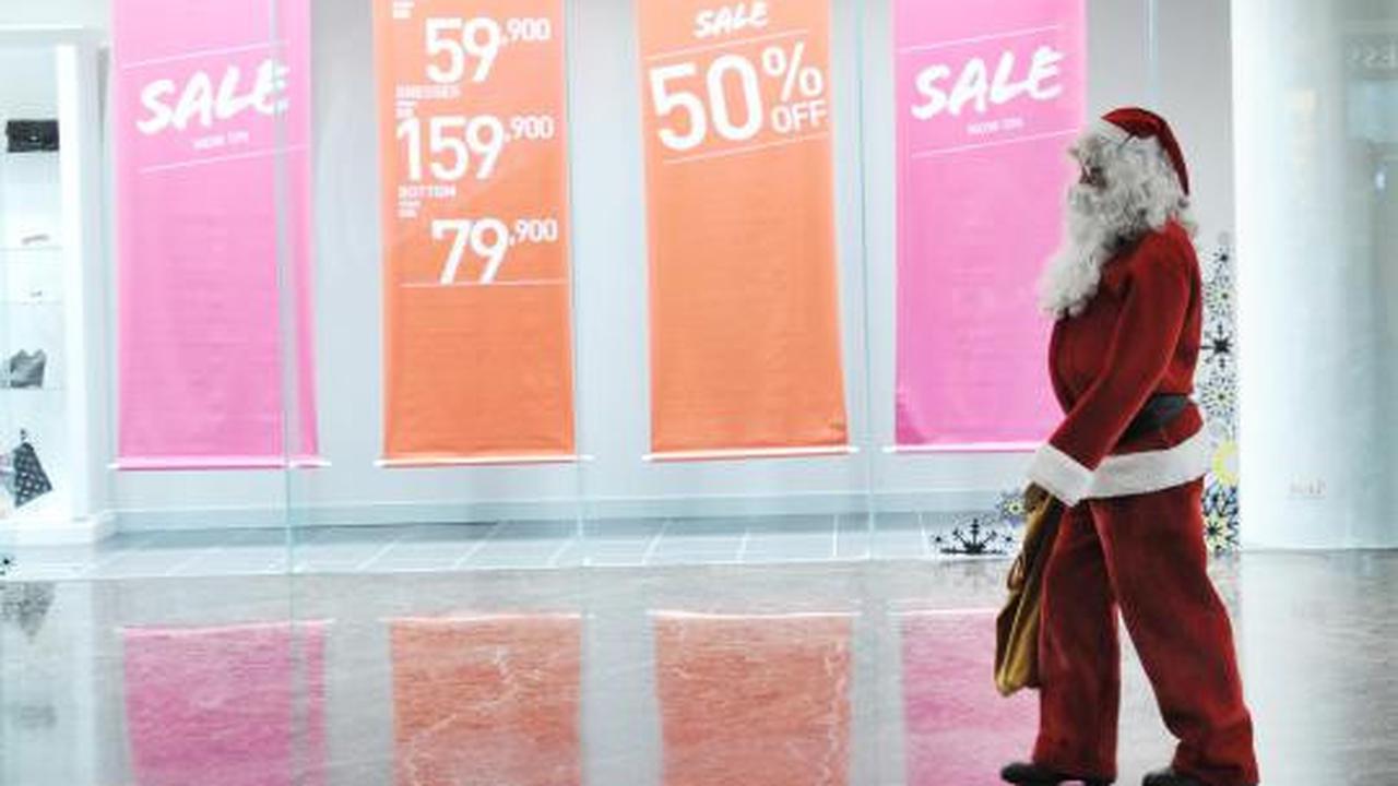 Santa Claus bagi-bagi hadiah di Lippo Mall Kemang