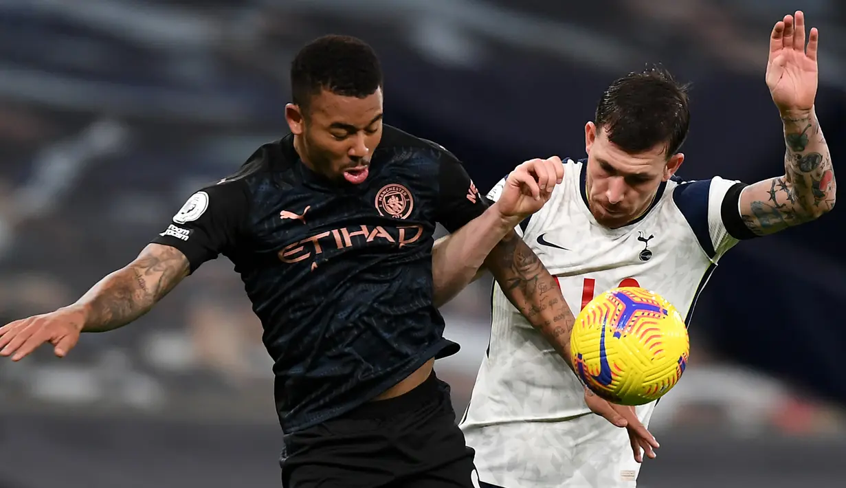 Striker Manchester City, Gabriel Jesus (kiri), berebut bola dengan gelandang Tottenham Hotspur, Pierre-Emilie Hojbjerg dalam laga lanjutan Liga Inggris pekan ke-9 di Tottenham Hotspur Stadium, London, Minggu (22/11/2020) dini hari WIB. City kalah 0-2 dari Tottenham. (AFP/Neil Hall/Pool)