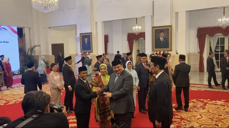 Menteri Energi Sumber Daya Mineral (ESDM) Bahlil Lahadalia berjabat tangan dengan Menko Perekonomian Airlangga Hartarto.  Bahlil dilantik oleh Presiden Jokowi di Istana Negara Jakarta, Senin (19/8/2024). (Liputan6.com/Muhammad Radityo Priyasmoro)