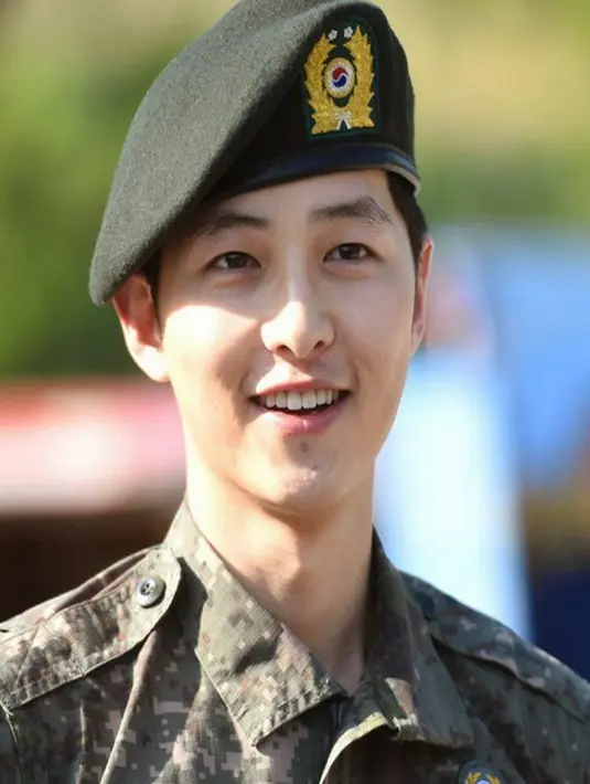 Para netizen dan responden menganggap tubuh Song Joong Ki terlalu kurus dan kurang berisi. Sehingga ia kurang pantas mendapatkan gelar aktor dengan tubuh terbaik. (Soompi/Bintang.com) 