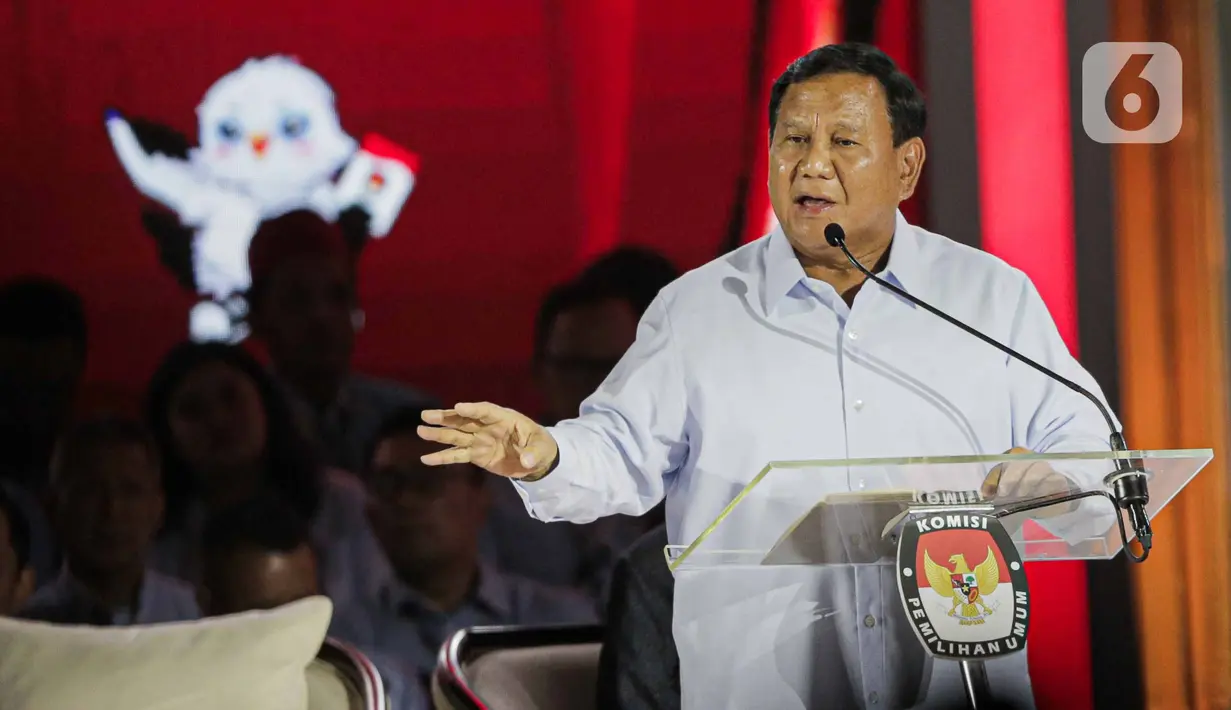 Capres nomor urut 02 Prabowo Subianto saat beradu gagasan dalam debat ketiga Capres Pemilu tahun 2024 di Istora Gelora Bung Karno, Jakarta, Minggu (7/1/2023). (Liputan6.com/Faizal Fanani)