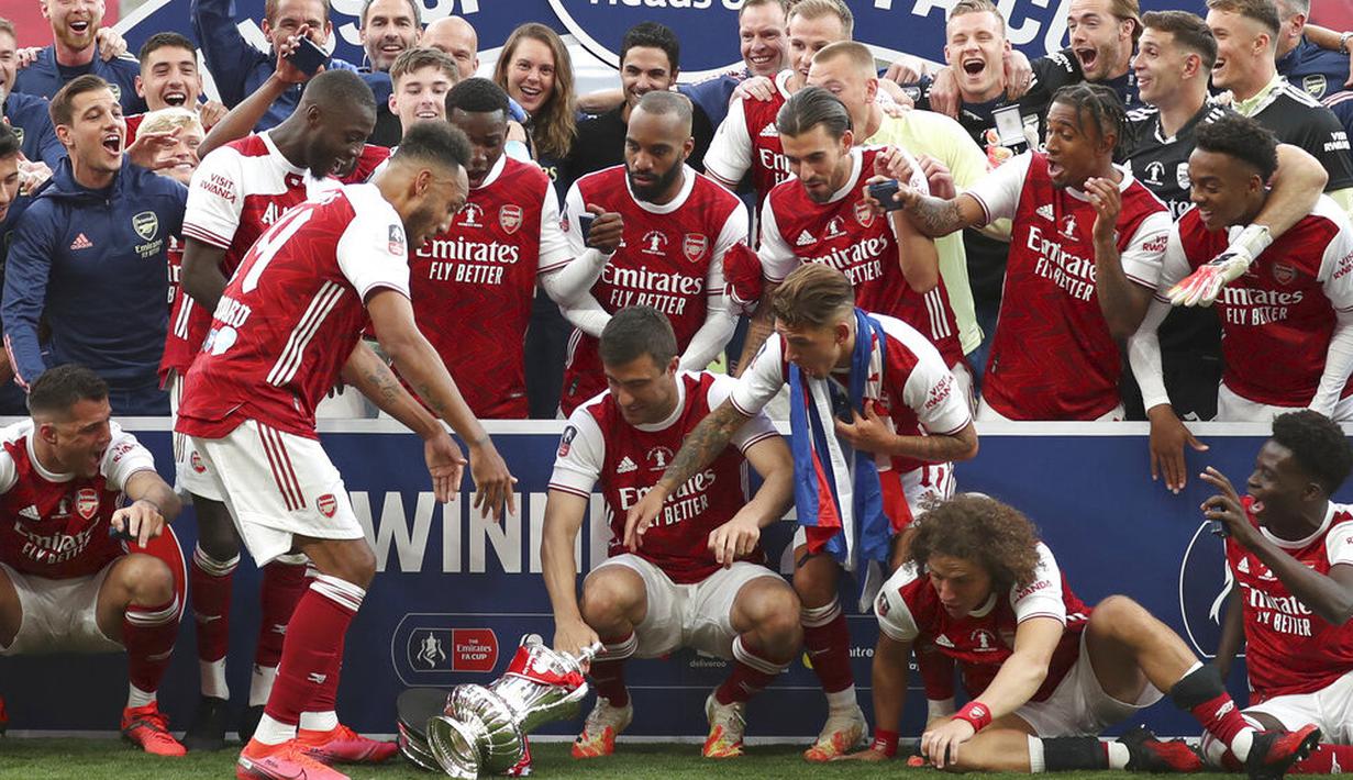 Ekspresi para pemain Arsenal ketika Piala FA terjatuh saat perayaan gelar juara di Stadion Wembley, London, Minggu (2/8/2020). Arsenal menjadi Juara Piala FA setelah menaklukkan Chelsea dengan skor 2-1. (Catherine Ivill/Pool via AP)