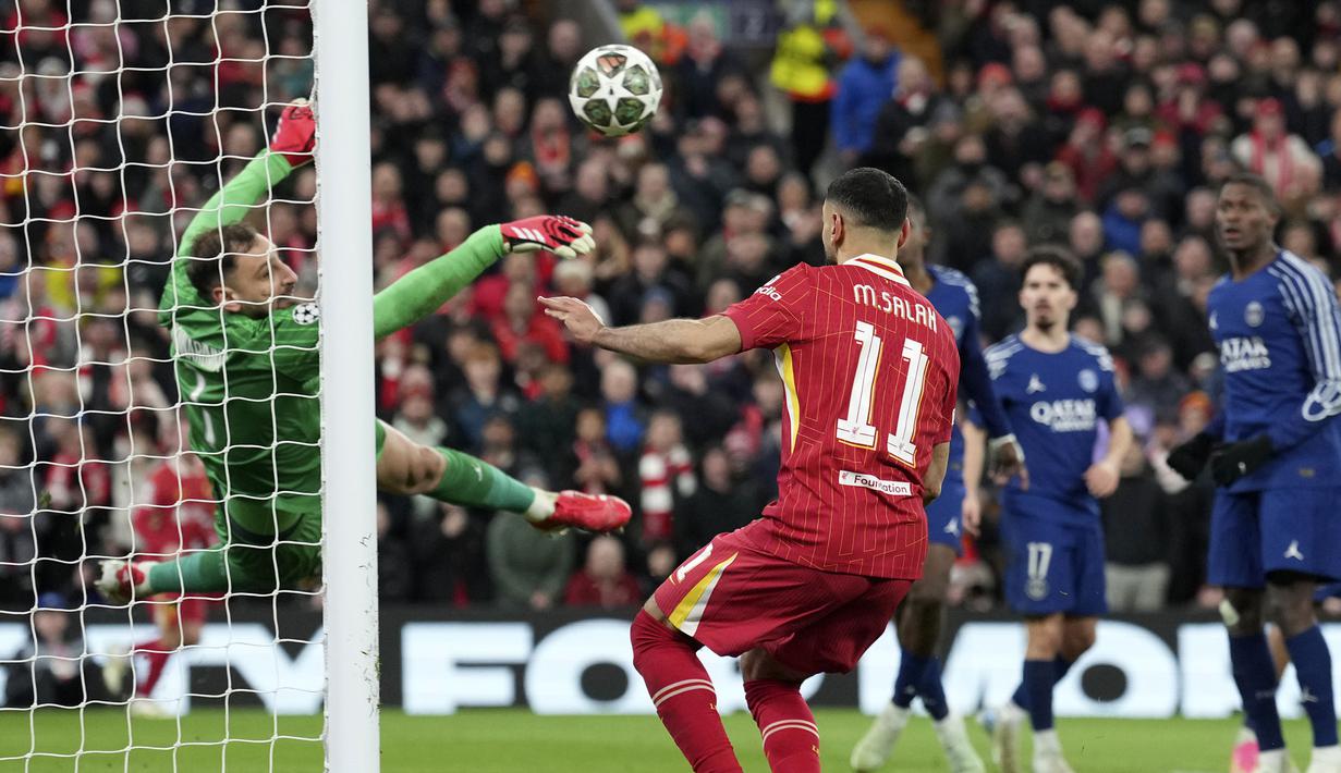 Kiper Paris Saint-Germain, Gianluigi Donnarumma melakukan penyelamatan dalam laga leg kedua Liga Inggris 2024/2025 melawan Liverpool di Anfield, Inggris, Rabu (12/03/2025) WIB.