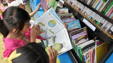 keterlambatan distribusi buku kurikulum 2013 ke Sekolah-Sekolah menyebabkan para orang tua murid membeli buku lebih mahal.