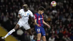 Pemain Barcelona, Pau Cubarsi (kanan) berduel udara dengan pemain Napoli, Victor Osimhen pada laga leg kedua babak 16 besar Liga Champions 2023/2024 di Estadio Olimpico Lluis Companys, Barcelona, Spanyol, Rabu (13/3/2024) dini hari WIB. Barcelona menang dengan skor 3-1 (agregat 4-2). (AP Photo/Emilio Morenatti)