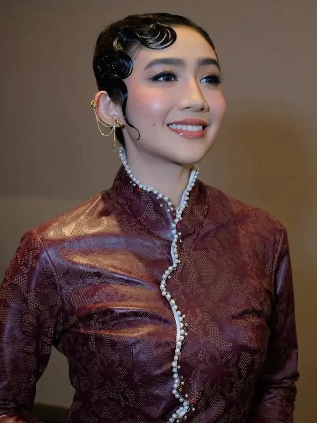 Dramatis dan Berani, Intip Detail Makeup dan Rambut Vintage Febby Rastanty di Gala Premiere Narik Sukmo