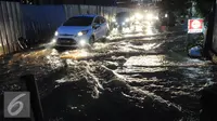 Sejumlah pengendara melintasi genangan air di kawasan Fatmawati, Jakarta, Minggu (24/7). Buruknya drainase di sejumlah kawasan ibu kota sering kali menyebabkan genangan air setinggi 20-50cm usai hujan mengguyur Jakarta. (Liputan6.com/Helmi Afandi)