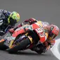 Pebalap Movistar Yamaha, Valentino Rossi (kiri), membayangi pebalap Repsol Honda, Marc Marquez, dalam balapan MotoGP Argentina di Sirkuit Autodromo Termas de Rio Hondo, Senin (4/4/2016) dini hari WIB. (AFP/Juan Mabromata)