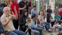 5 Potret Kesederhanaan Iwan Fals, Terbaru Nyanyi di Acara Sunatan (TikTok/iwanfalsinfo)