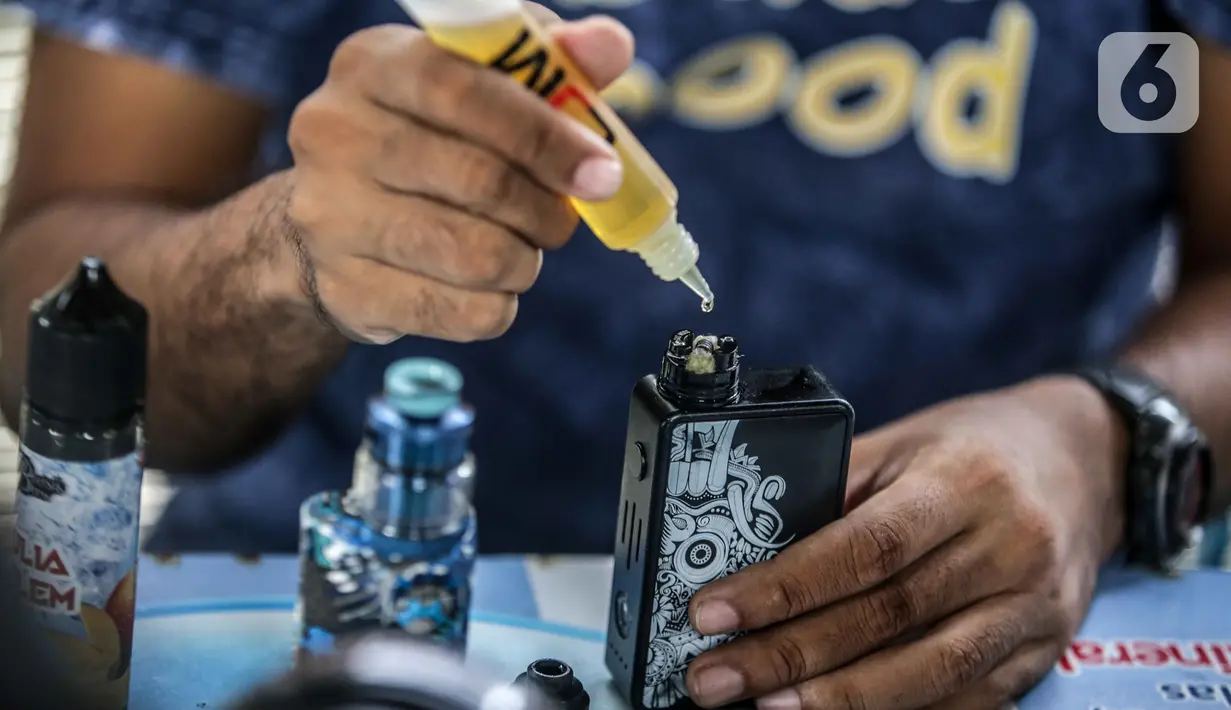 Seorang pria meneteskan cairan vape atau rokok elektronik di kawasan Bundaran HI, Jakarta, Selasa (12/11/2019). Pemerintah melalui BPOM mengusulkan pelarangan penggunaan rokok elektrik dan vape di Indonesia, salah satu usulannya melalui revisi PP Nomor 109 Tahun 2012. (Liputan6.com/Faizal Fanani)