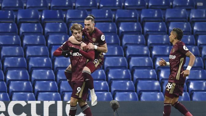 Pemain Leeds United, Patrick Bamford (kiri) berselebrasi bersama rekan-rekannya usai mencetak gol ke gawang Chelsea pada pertandingan lanjutan Liga Inggris di Stamford Bridge di London, Inggris, Minggu (6/12/2020). Chelsea menang 3-1 atas Leeds United. (Daniel Leal-Olivas/Pool via AP)