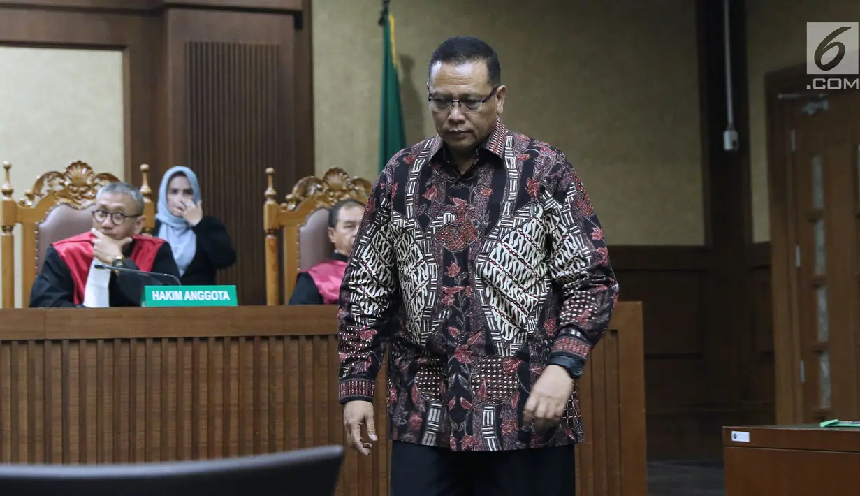 Tersangka dugaan korupsi pengadaan dan pelaksanaan pembangunan kampus IPDN Provinsi Sumatera Barat di Kabupaten Agam TA 2011, Dudy Jocom saat menjalani sidang pembacaan dakwaan di Pengadilan Tipikor, Jakarta, Rabu (11/7). (Liputan6.com/Helmi Fithriansyah)