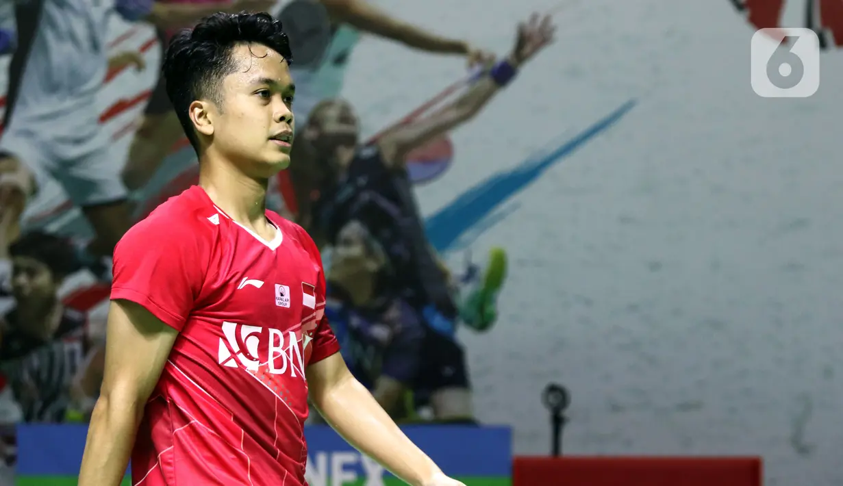 Pebulu tangkis tunggal putra Indonesia, Anthony Sinisuka Ginting saat bertanding melawan Sitthikom Thammasin (Thailand) pada babak 16 besar Indonesia Masters 2022 di Istora Senayan, Jakarta, Kamis (9/6/2022). Anthony Sinisuka Ginting unggul 21-13, 21-14. (Liputan6.com/Helmi Fithriansyah)