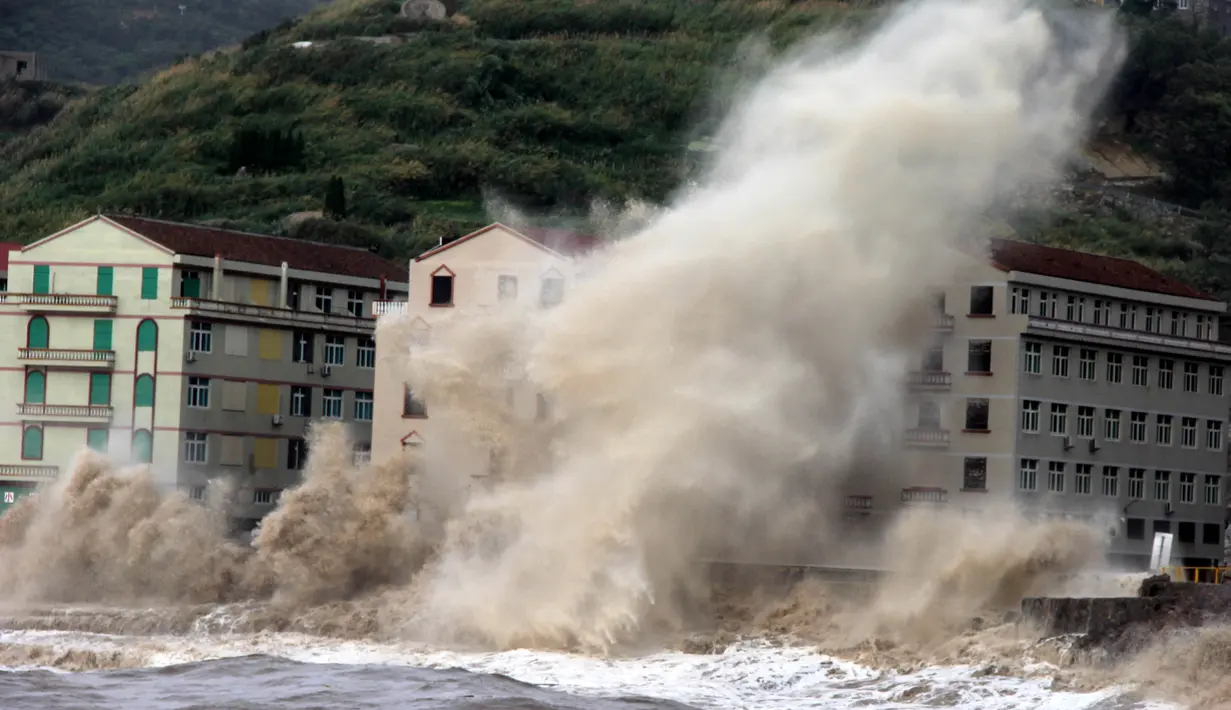 Pemandangan saat ombak besar yang diakibatkan terpaan Topan Maria menghantam tembok di pantai dekat Wenling, Provinsi Zhejiang, China, Rabu (11/7). (AFP)