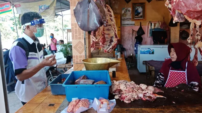 Penjual daging sapai di salah satu pasar tradisional di Kabupaten Probolinggo (Istimewa)