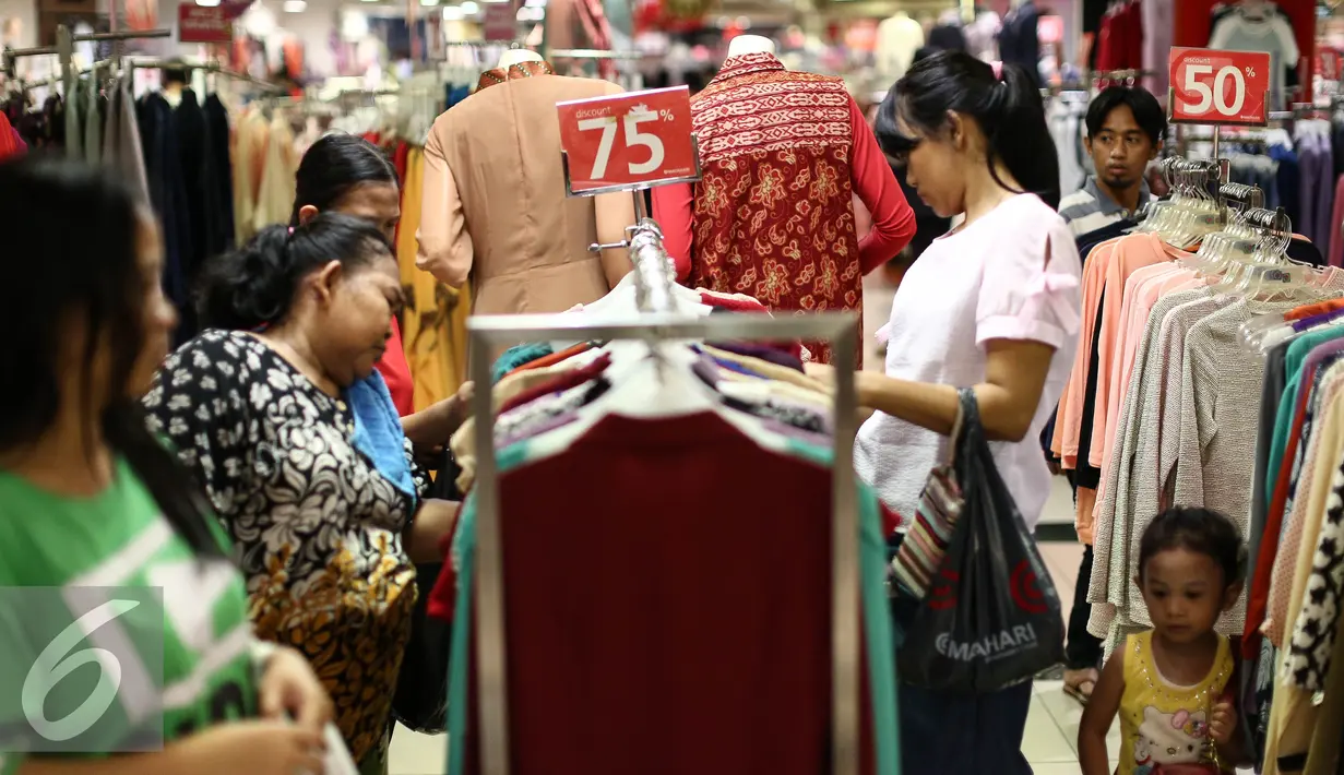 Pengunjung memilih pakaian baru dengan harga diskon di pusat perbelanjaan di Jakarta, Senin (3/7). H-2 Lebaran, sebagian pusat perbelanjaan masih dipadati pembeli yang mencari keperluan seperti pakaian dan celana. (Liputan6.com/Faizal Fanani)