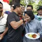 Kepala Staf Kepresidenan Moeldoko memberikan potongan tumpeng kepada sang istri, Koesni Harningsih saat merayakan ulang tahunnya yang ke-61 di Taman Suropati, Jakarta, Minggu (8/7). (Liputan6.com/Herman Zakharia)