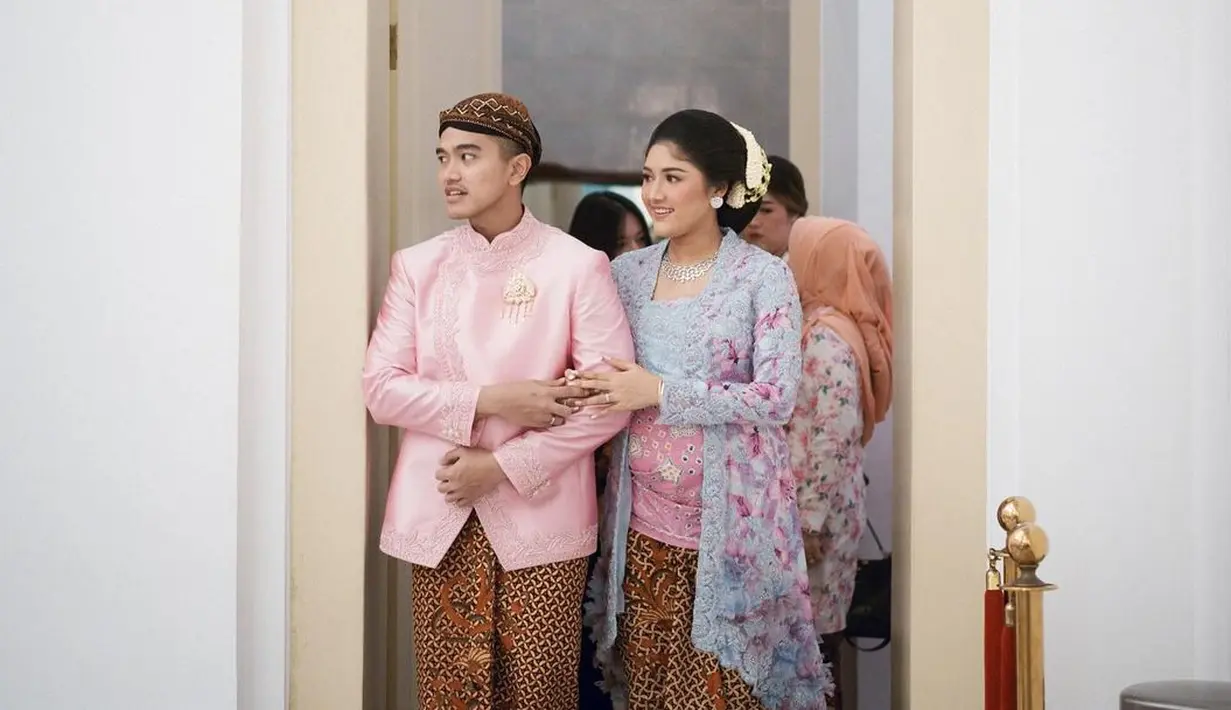 <p>Sedangkan saat syukuran 7 bulan kehamilan, Erina menggunakan kebaya kreasi desainer Didiet Maulana. Sang desainer merancang kebaya tie dye bermotif bunga dengan detail pink dan biru. [@erinagudono]</p>