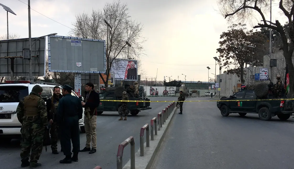 Pasukan keamanan Afghanistan memblokir daerah rumah sakit militer terbesar di Kabul, Rabu (8/3). Sejumlah pria bersenjata berpakaian sebagai dokter terlibat bentrok dengan pasukan keamanan di dalam gedung selama beberapa jam. (AP Photo/Massoud Hossaini)